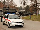 Soldaten der Militärpolizei lotsten den Panzerkonvoi durch die Stadt. (Bild öffnet sich in einem neuen Fenster)