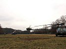 Insgesamt zwölf Hubschrauber halten sich bereit. (Bild öffnet sich in einem neuen Fenster)