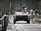 Ein Radpanzer "Pandur" beim Befahren der 115 Meter langen Schwimmbrücke. (Bild öffnet sich in einem neuen Fenster)