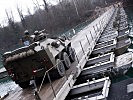 Radpanzer werden auf die andere Seite der Drau gebracht. (Bild öffnet sich in einem neuen Fenster)