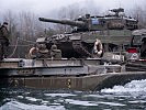 Kampfpanzer stellen keine alltägliche Beladung für die Fähre dar. (Bild öffnet sich in einem neuen Fenster)