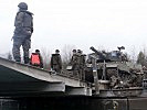 Jeder der schweren Panzer wird sicher ans andere Ufer gebracht. (Bild öffnet sich in einem neuen Fenster)