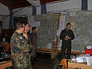 Soldaten der deutschen Luftlandebrigade 26 bei der Einweisung. (Bild öffnet sich in einem neuen Fenster)