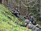 Gegnerische Soldaten halten sich für den Angriff bereit.