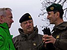 Dörfler, l., und Höfler werden von Starlinger informiert.