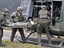 Übung: Verwundete werden aus der Gefahrenzone geflogen. (Bild öffnet sich in einem neuen Fenster)