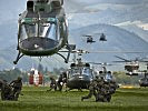 Soldaten beim Ausstieg aus einem Helikopter