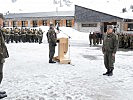 Meldung an den Kommandanten der Brigade, Brigadier Peter Grünwald, l. (Bild öffnet sich in einem neuen Fenster)