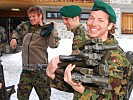 Kameraden aus der Schweiz verstauen ihr Equipment. (Bild öffnet sich in einem neuen Fenster)