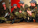 Ein deutsches Team studiert die ausgefasste Ausrüstung.
