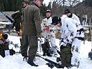Zuerst erfolgte bei jedem Soldaten eine genaue Gepäckkontrolle. (Bild öffnet sich in einem neuen Fenster)