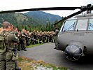 Ein Pilot erklärt den Soldaten die Zusammenarbeit mit dem "Black Hawk". (Bild öffnet sich in einem neuen Fenster)