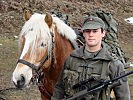 Haflinger-Tragtiere transportieren Nachschubgüter im Hochgebirge. (Bild öffnet sich in einem neuen Fenster)