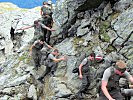 Die Soldaten meistern auf dem Weg zum Ziel einige Felspassagen.