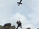 Bergung mittels Hubschrauber ist Ausbildungsschwerpunkt am zweiten Tag. (Bild öffnet sich in einem neuen Fenster)