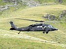 Ein "Black Hawk" transportiert Nachschubsgüter für die Gebirgssoldaten. (Bild öffnet sich in einem neuen Fenster)