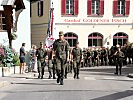 Die Bataillonsfahne am Beginn des Marschblockes der Gebirgssoldaten. (Bild öffnet sich in einem neuen Fenster)