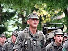 Zugskommandant Vizeleutnant Ruiter begleitet seine Soldaten beim Marsch. (Bild öffnet sich in einem neuen Fenster)