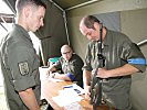 Die Bewerbsfähigkeit der Waffen wird überprüft. (Bild öffnet sich in einem neuen Fenster)