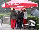Jeder der konnte suchte Schutz unter einem Schirm... (Bild öffnet sich in einem neuen Fenster)