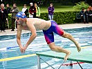 ...und perfekter Athletik bewältigen die Sportler den Wasserparcour. (Bild öffnet sich in einem neuen Fenster)