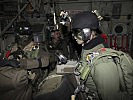 Soldaten des Jagdkommandos bereiten sich auf einen Einsatz bei Nacht vor. (Bild öffnet sich in einem neuen Fenster)