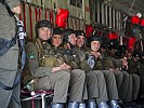 Die Soldaten kurz vor dem Start der Maschine... (Bild öffnet sich in einem neuen Fenster)