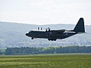 Die "Hercules" im Landeanflug. (Bild öffnet sich in einem neuen Fenster)