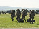 Luftlandesoldaten auf dem Weg zu ihren Maschinen. (Bild öffnet sich in einem neuen Fenster)