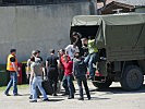 Erste Flüchtlinge treffen am Sammelpunkt "Steinbach" ein. (Bild öffnet sich in einem neuen Fenster)