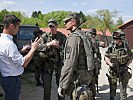Die Rettung naht - erste Luftlandesoldaten sind in Steinbach eingetroffen. (Bild öffnet sich in einem neuen Fenster)
