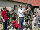 Verbindungsaufnahme mit den Flüchtlingen. (Bild öffnet sich in einem neuen Fenster)