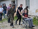 Die Soldaten bringen die Flüchtlinge zur Landezone der Hubschrauber. (Bild öffnet sich in einem neuen Fenster)