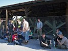 In Horn kommen unterdessen immer mehr Flüchtlinge zum Sammelort... (Bild öffnet sich in einem neuen Fenster)