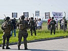 Erster Widerstand regt sich. (Bild öffnet sich in einem neuen Fenster)