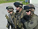 Entschlossene Mienen in den Gesichtern der Soldaten. (Bild öffnet sich in einem neuen Fenster)