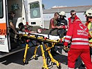 Schwer Verletze bringt die Ambulanz zur Weiterversorgung. (Bild öffnet sich in einem neuen Fenster)