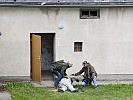 Einer der bewaffneten Geiselnehmer wird durch Scharfschützen ausgeschaltet. (Bild öffnet sich in einem neuen Fenster)