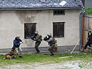 Einer der Geiselnehmer wird vom Militärhund attackiert. (Bild öffnet sich in einem neuen Fenster)