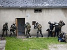 Das Gebäude wird gestürmt. (Bild öffnet sich in einem neuen Fenster)