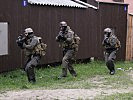 Kommandotrupps rücken in Steinbach vor... (Bild öffnet sich in einem neuen Fenster)