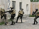 Ein Stoßtrupp dringt in den Innenhof ein. (Bild öffnet sich in einem neuen Fenster)