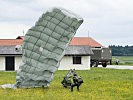 Zuerst springen Fallschirmjäger ab und sichern die Landezone. (Bild öffnet sich in einem neuen Fenster)