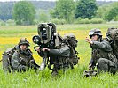 Panzerabwehrlenkwaffen werden in Stellung gebracht. (Bild öffnet sich in einem neuen Fenster)