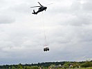 Ein "Black Hawk" bringt ein Kleinfahrzeug in die Landezone. (Bild öffnet sich in einem neuen Fenster)