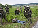 Schnell bekommen die Soldaten die Situation unter Kontrolle. (Bild öffnet sich in einem neuen Fenster)
