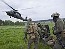 Ein "Black Hawk" wird gerufen, um einen Verletzten auszufliegen. (Bild öffnet sich in einem neuen Fenster)