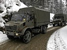Auch UNIMOG 4000-Fahrzeuge sind bei der Übung eingesetzt. (Bild öffnet sich in einem neuen Fenster)