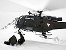 Hubschrauber "Alouette" III stehen für Rettungseinsätze bereit. (Bild öffnet sich in einem neuen Fenster)