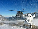 Eine besondere Herausforderung - Landungen von Hubschraubern im Gebirge. (Bild öffnet sich in einem neuen Fenster)